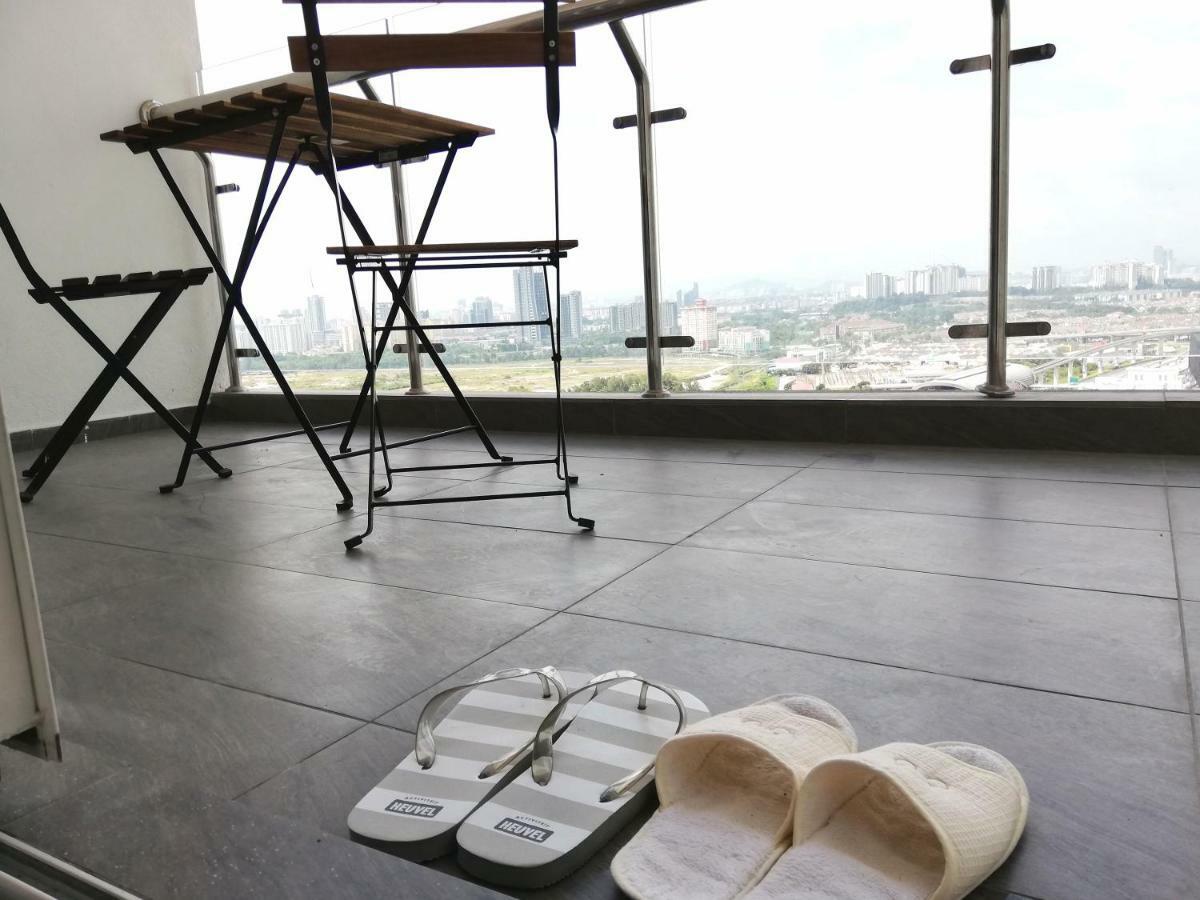Puchong Skypod Residence: High-Floor Balcony with Mall Access Exterior photo